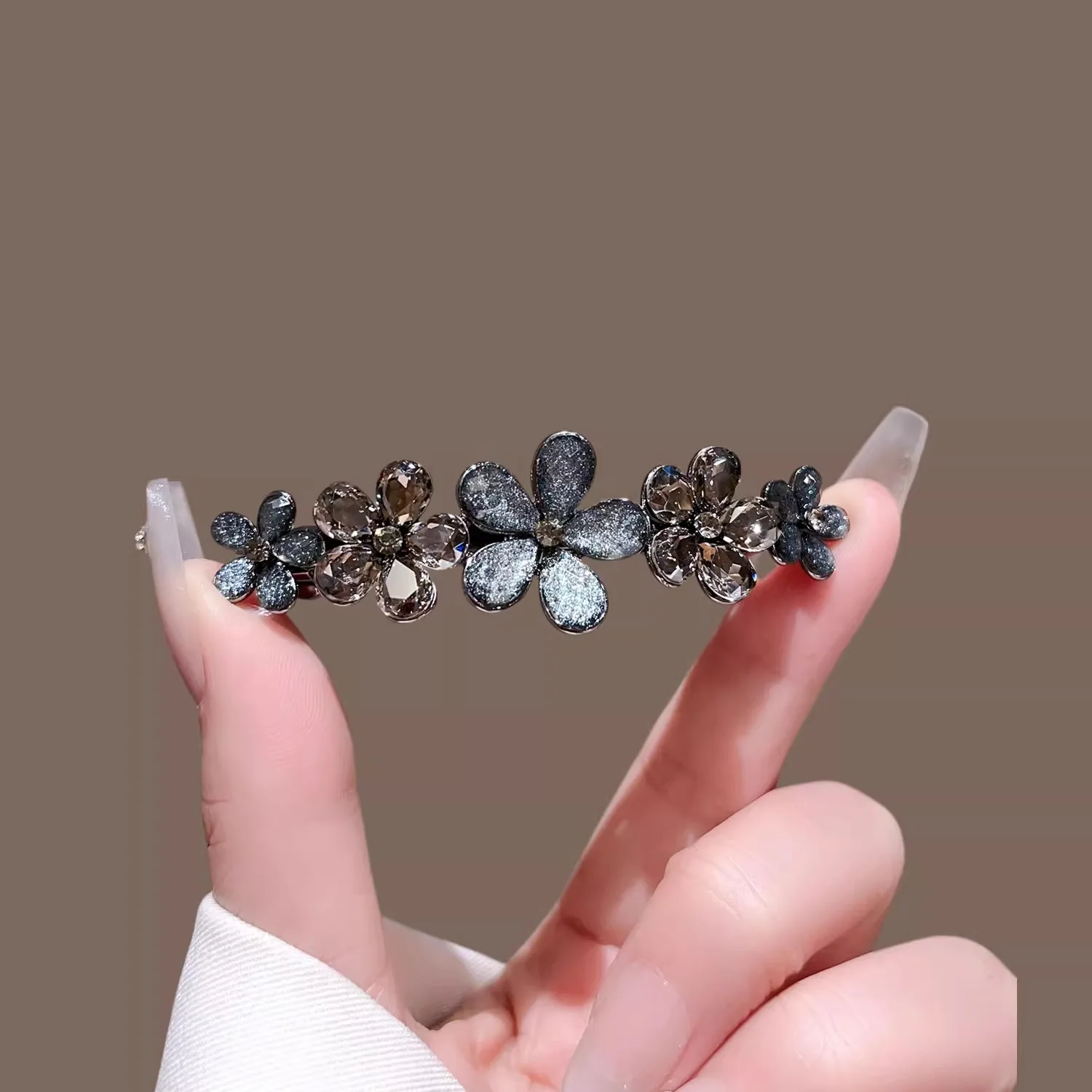 Tie Bar Clip - กิ๊บติดผมดอกไม้คริสตัลหรูหราคลิปสปริงผู้หญิงระดับไฮเอนด์ด้านหลังของศีรษะกิ๊บติดผมครึ่งติดสาวเครื่องประดับผมสไตล์เกาหลี